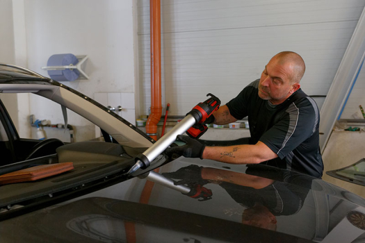 Was passiert bei einem Unfall, wenn die Scheibe falsch verklebt wurde?