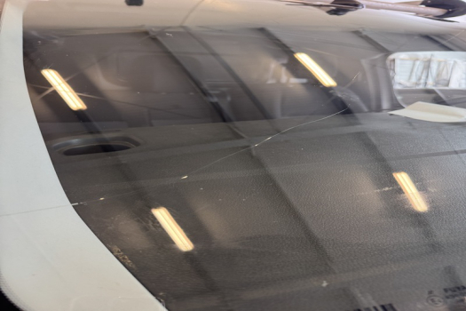 Spannungsriss bei der Windschutzscheibe – wann ist es wirklich einer?