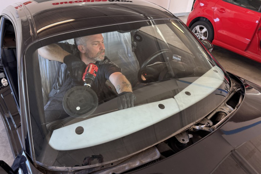 Frontscheibe pfeift beim Fahren – warum Sie das ernst nehmen sollten