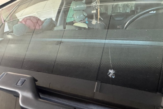 Steinschlag am Rand der Windschutzscheibe – warum daraus oft sofort ein großer Riss wird